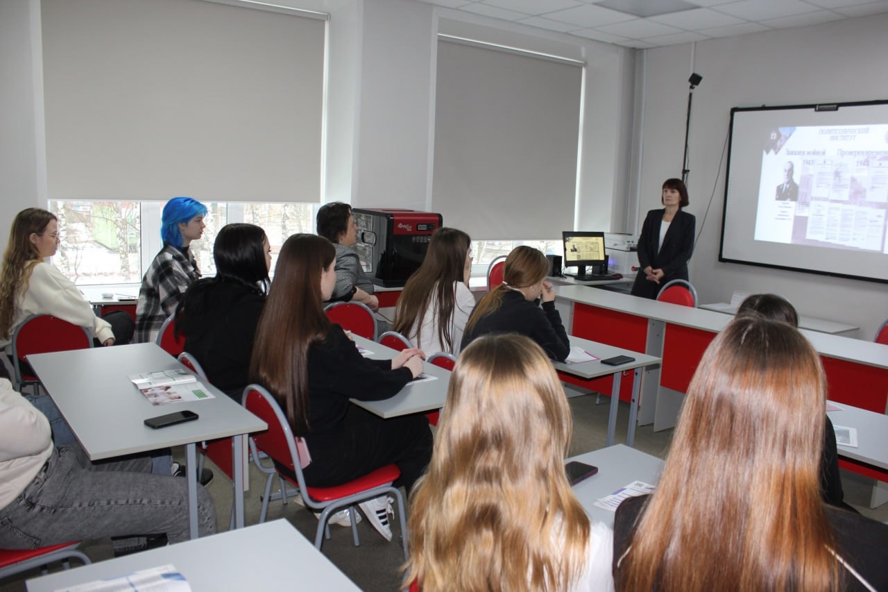 29.01.25 прошла встреча Поступай в ПГУ на ФПТЭТ с учениками 10 и 11 классов г. Сердобска и пригородных районов, старший преподаватель каф. СЛПиМ, Дурина Татьяна Анатольевна совместно с ОПР посетили МОУ СОШ №1, Лицей №2 и МОУ СОШ №4